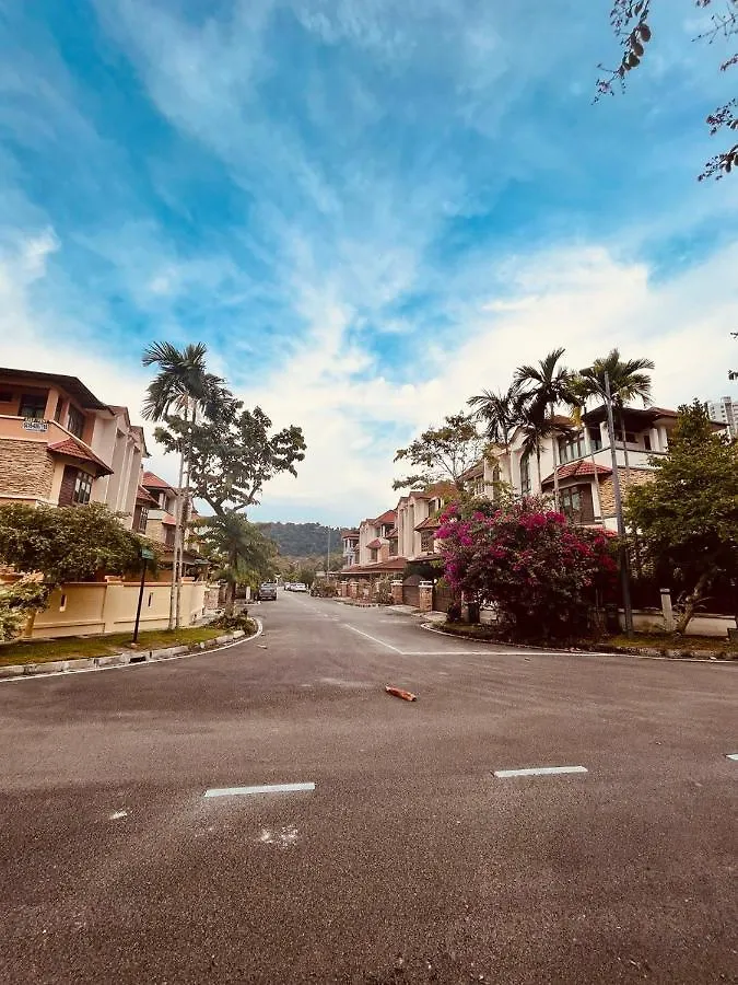 Spacious Private Pool Villa With Ktv + Outdoor Cinema !! - Just 5 Mins From Beach. Batu Ferringhi