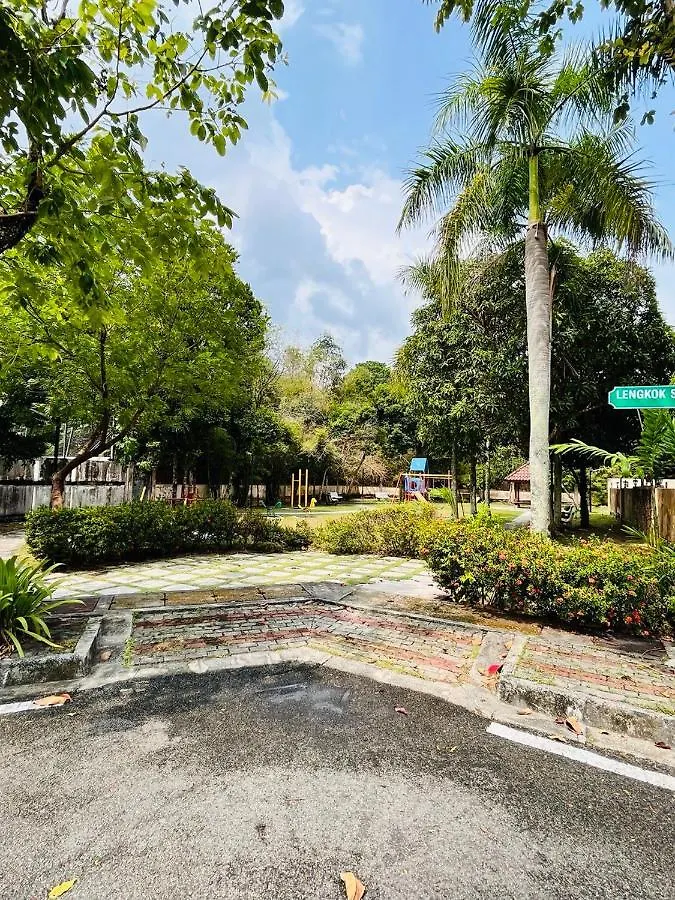 Spacious Private Pool Villa With Ktv + Outdoor Cinema !! - Just 5 Mins From Beach. Batu Ferringhi