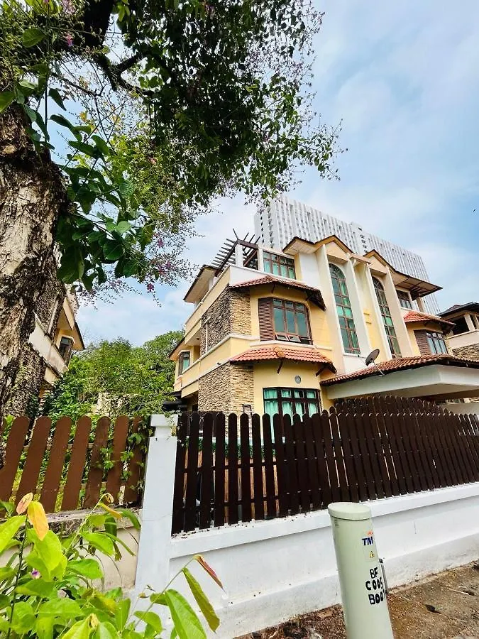 Spacious Private Pool Villa With Ktv + Outdoor Cinema !! - Just 5 Mins From Beach. Batu Ferringhi
