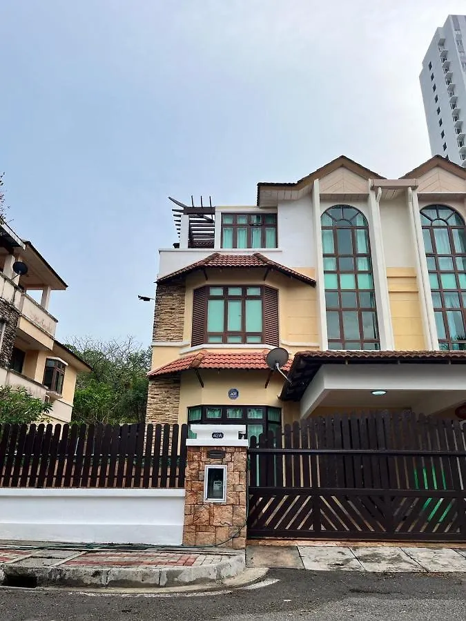 Spacious Private Pool Villa With Ktv + Outdoor Cinema !! - Just 5 Mins From Beach. Batu Ferringhi