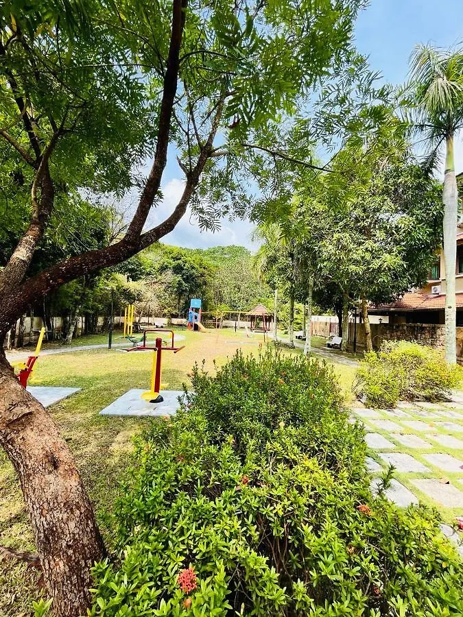 Spacious Private Pool Villa With Ktv + Outdoor Cinema !! - Just 5 Mins From Beach. Batu Ferringhi